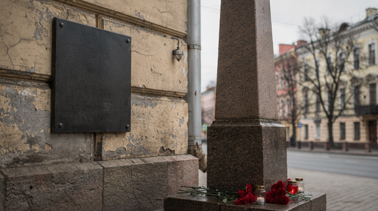 Памятные доски и обелиски Ленинграда: локальная топография памяти